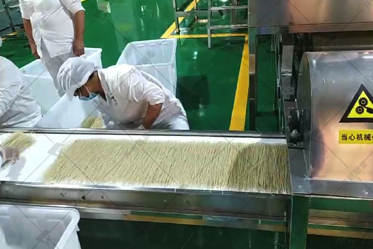 粉絲粉條加工生產(chǎn)，是選用手工生產(chǎn)還是機(jī)械生產(chǎn)？