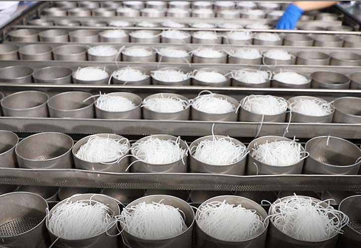 小型酸辣粉加工廠選擇自動化生產(chǎn)線需要考慮哪些因素？?